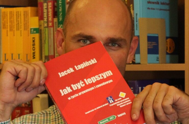 Jacek Łapiński ze swoją książką