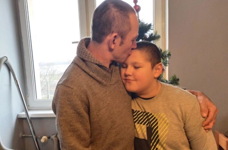 Wyjątkowy prezent na święta! Dzielnicowy zorganizował zbiórkę dla 9-letniego Kacpra i jego taty 9-letni Kacper i jego tata