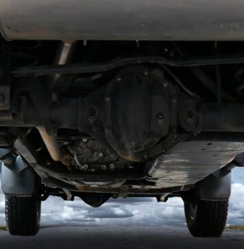 Próbował wyciąć katalizator. Został zatrzymany z piłą w ręku Podwozie samochodu