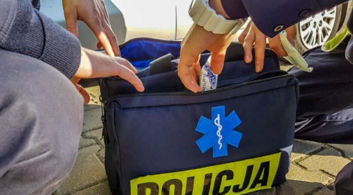 Mężczyzna w stanie głębokiej hipotermii potrzebował natychmiastowej pomocy Policyjna apteczka
