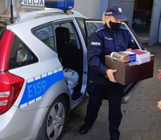 Gorzowscy policjanci przekazali zebrane rzeczy dla potrzebujących