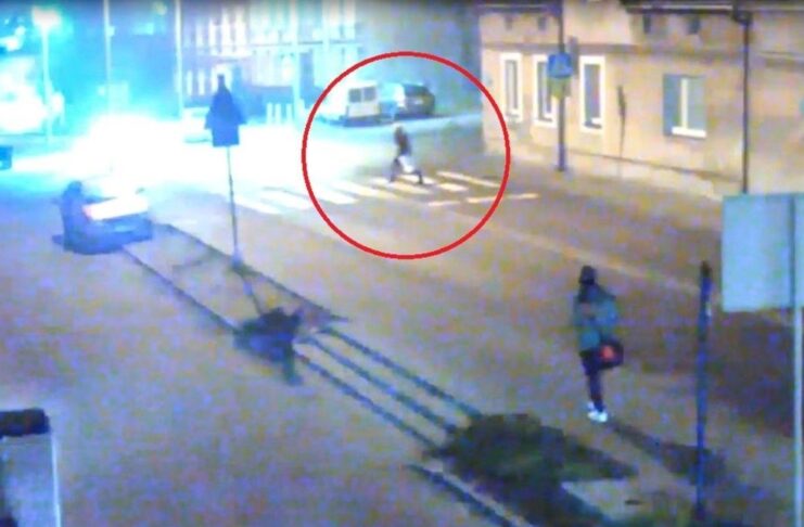 Przerażające potrącenie na przejściu w Zielonej Górze. Kobietę odrzuciło na kilkadziesiąt metrów [wideo]