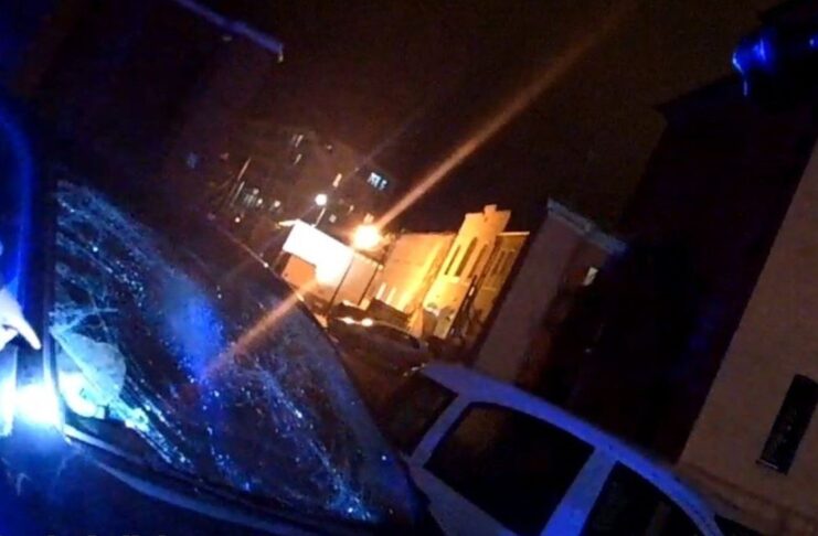 Wandal uszkodził kilka samochodów. Skakał po nich i urywał lusterka Wandal uszkodził samochody