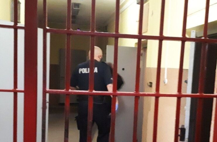 Podczas włamania we Wschowie zniknęły setki papierosów i pieniądze. Trop prowadził do sąsiedniego powiatu Zatrzymani trafili za kratki