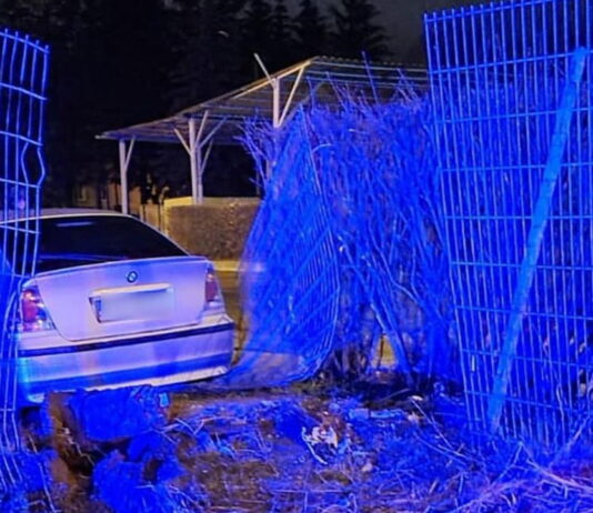 BMW wpadło na teren jednostki wojskowej, za kierownicą pijany 33-latek. Jeździli „dla zabawy” BMW uszkodziło płot jednostki wojskowej