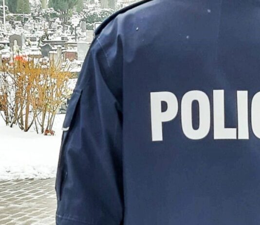 Rzepin: Chuligani zdewastowali groby. Trzech nastolatków odpowie za zniszczenie 16 nagrobków Policyjny patrol na cmentarzu