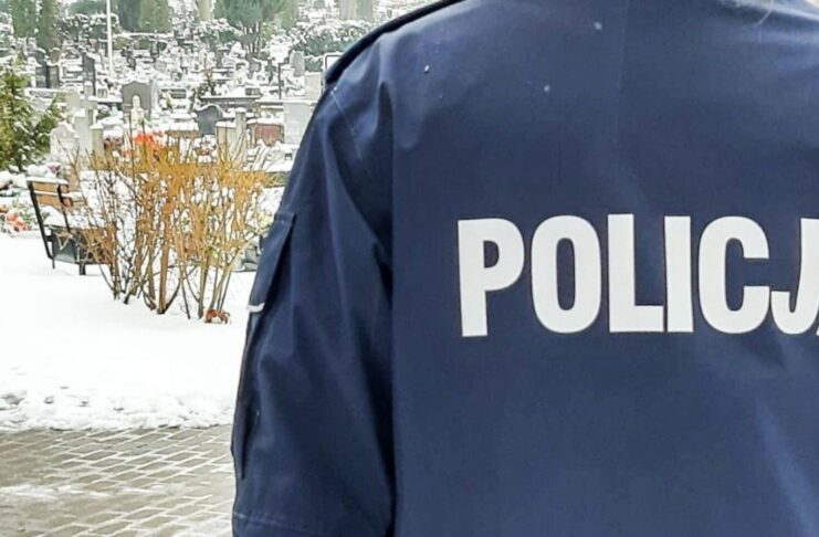 Policyjny patrol na cmentarzu