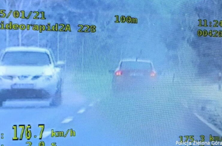 Pirat drogowy zatrzymany w Ochli. Jechał 156 km/h w terenie zabudowanym, potem było już tylko szybciej Wideoradar