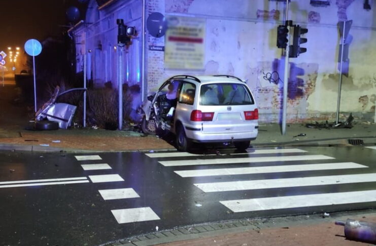 Pościg w Nowej Soli. Pijany 30-latek rozbił auto o budynek gdy próbował uciec przed policją Wypadek w Nowej Soli