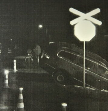 Samochód wjechał pod pociąg w Lubanicach. 29-letni kierowca Volkswagena miał dużo szczęścia Samochód wjechał pod pociąg w Lubanicach