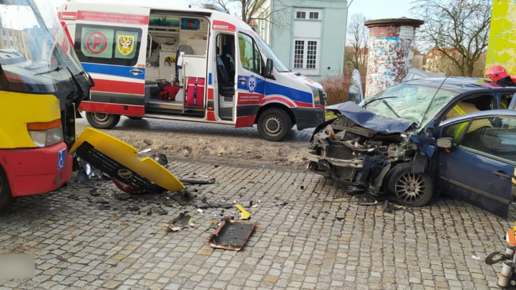 Wypadek w Żaganiu. Osobówka wjechała pod autobus MZK