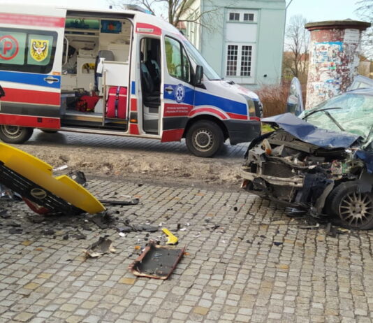 Wypadek w Żaganiu. Osobówka wjechała pod autobus MZK