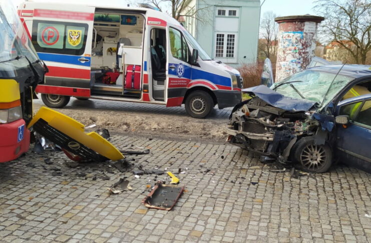 Żagań: Osobówka wjechała pod autobus MZK Wypadek w Żaganiu. Osobówka wjechała pod autobus MZK