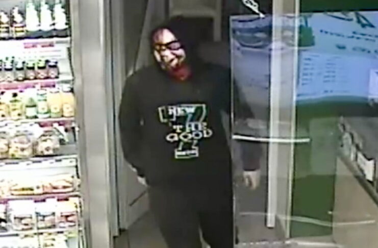 Sprawcę napadu w Wawrowie zarejestrował sklepowy monitoring