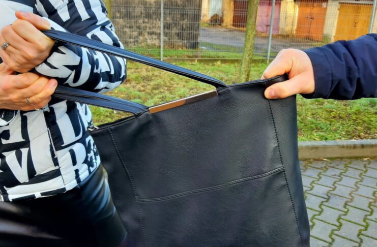 Próbowali wyrwać kobiecie torebkę. Jednego z podejrzanych ujął świadek, 3 zatrzymała policja Napaść