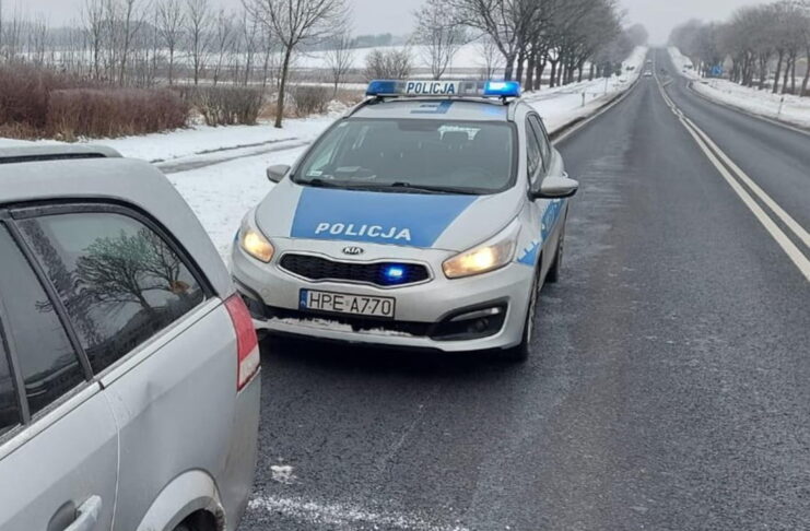 Pojechał pijany do dziewczyny w Walentynki. Wydmuchał 2,5 promila Kontrola drogowa w Osiecznicy