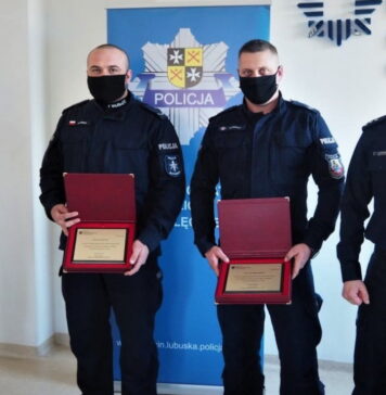 Wyróżnienia MSWiA dla policjantów, którzy biegli do szpitala z 10-miesięcznym dzieckiem na rękach Policjanci z Sulęcina odebrali wyróżnienia