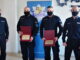 Wyróżnienia MSWiA dla policjantów, którzy biegli do szpitala z 10-miesięcznym dzieckiem na rękach Policjanci z Sulęcina odebrali wyróżnienia