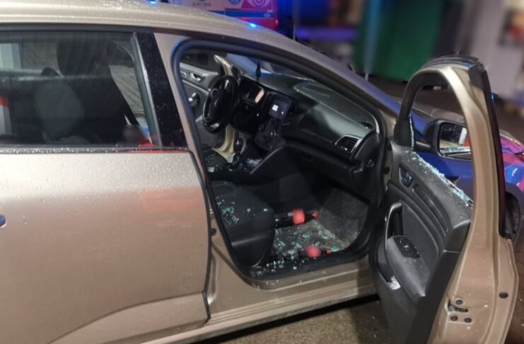 Kierowca zabarykadował się w aucie