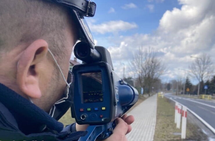 Kaskadowe kontrole prędkości w Żaganiu. Za prędkość zatrzymano prawie 40 kierowców Pomiar prędkości