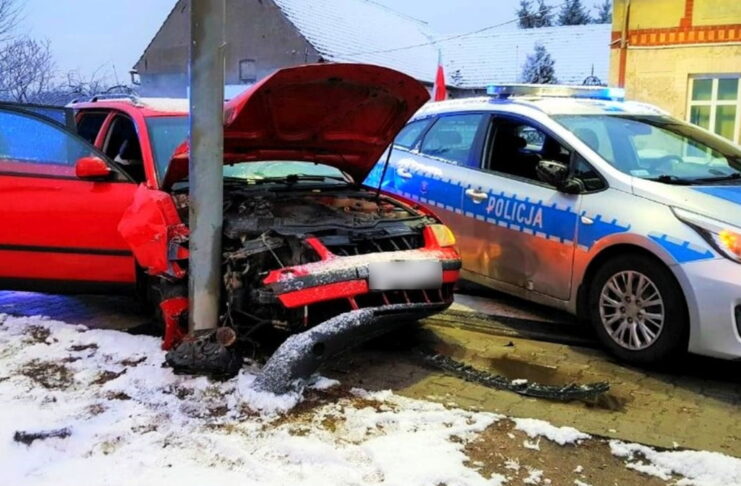 Szalona ucieczka przed policją. Pościg w Żarach zakończył się na latarni Pościg w Żarach 19.03.2021