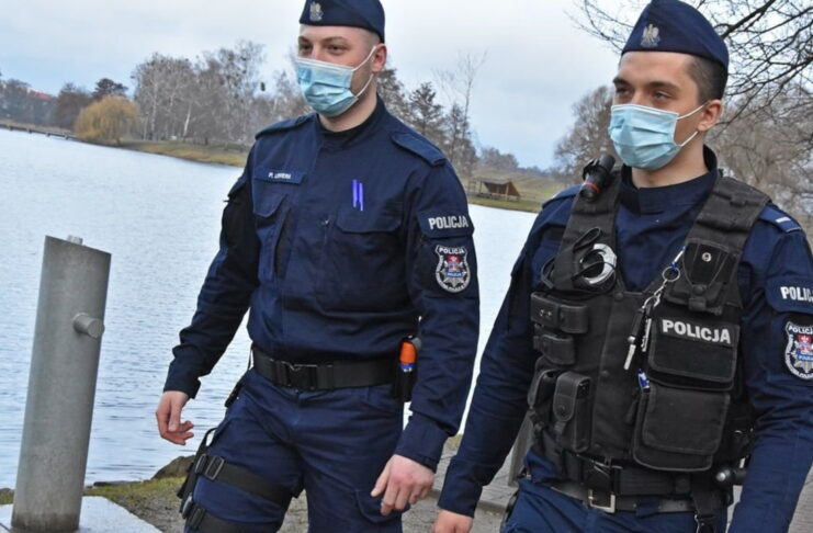 Starszy posterunkowy Krystian Jadwiżyc i posterunkowy Patryk Lewera