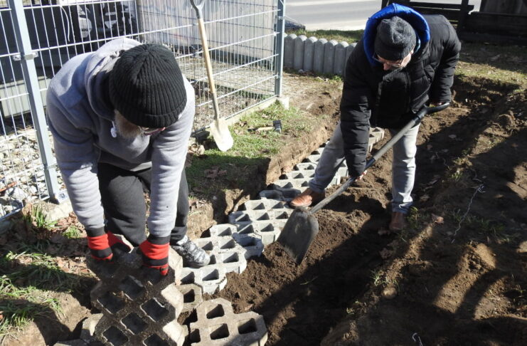 Klub Miłośników Kolei Szprotawskiej: Szukamy płyt do skansenu Układanie płyt