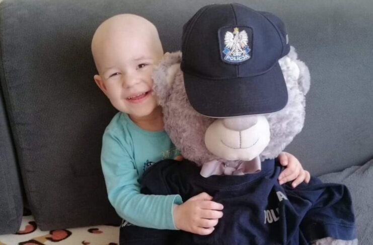 Julia z policyjnym misiem