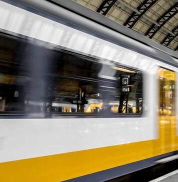 O włos od katastrofy w Trzebini – dwa pociągi na jednym torze pędziły wprost na siebie! Pociąg