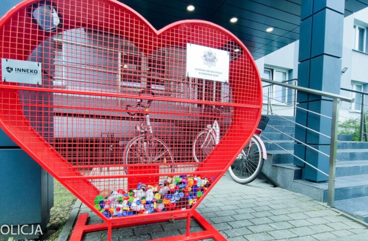 Ogromne serce na nakrętki stanęło w Gorzowie Wlkp. Serce na nakrętki w Gorzowie Wlkp.