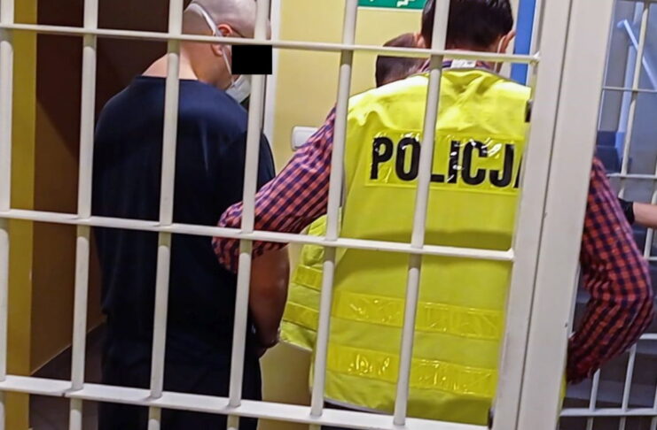 Ukradł samochód i rozbił go o garaż