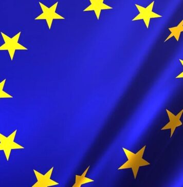 Rozmawiali z młodymi dla młodych o przyszłości Europy Flaga Unii Europejskiej