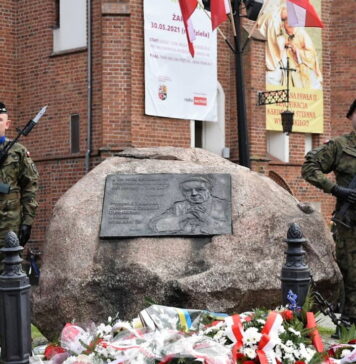 Warta honorowa przy obelisku kard. S. Wyszyńskiego