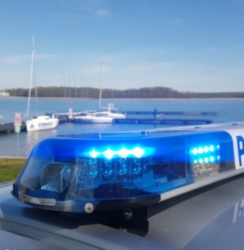 Na jeziorze Niesłysz wywróciła się żaglówka. W środku był ojciec z dwóją dzieci Radiowóz nad jeziorem