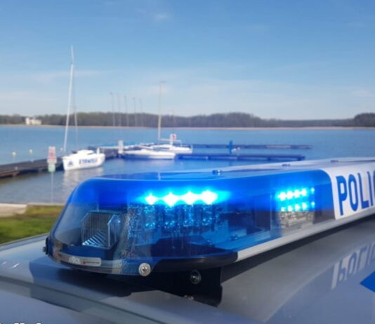Na jeziorze Niesłysz wywróciła się żaglówka. W środku był ojciec z dwóją dzieci Radiowóz nad jeziorem
