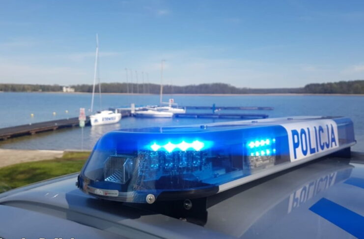 Radiowóz nad jeziorem