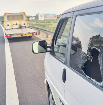 Furiat zajechał drogę na S3 i wybił szybę w busie