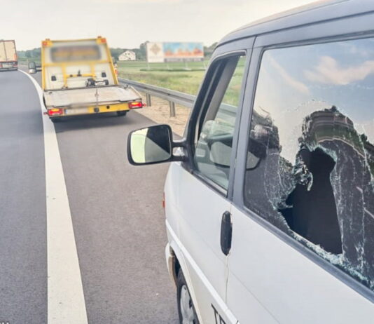 Furiat zajechał drogę na S3 i wybił szybę w busie