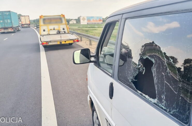 Furiat zajechał drogę na S3 i wybił szybę w busie