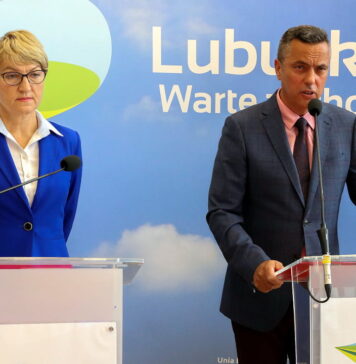 Marszałek Elżbieta Anna Polak i p.o. dyrektora Wojewódzkiego Szpitala Specjalistycznego dla Nerwowo i Psychicznie Chorych w Ciborzu, Tomasz Kowalski