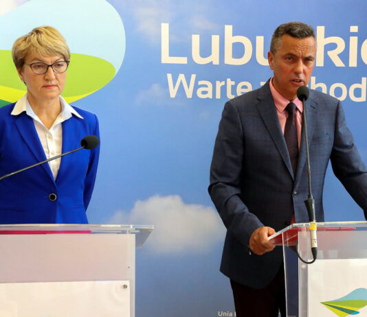 Marszałek Elżbieta Anna Polak i p.o. dyrektora Wojewódzkiego Szpitala Specjalistycznego dla Nerwowo i Psychicznie Chorych w Ciborzu, Tomasz Kowalski