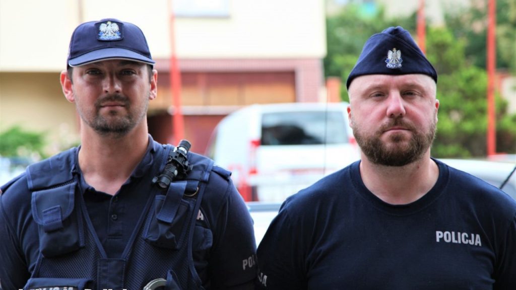 Policjanci z Żar wyważyli drzwi aby pomóc choremu mężczyźnie