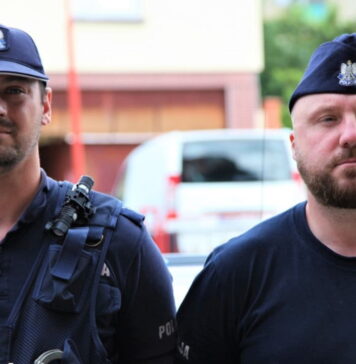 Policjanci wyważyli drzwi aby pomóc choremu mężczyźnie Policjanci z Żar wyważyli drzwi aby pomóc choremu mężczyźnie