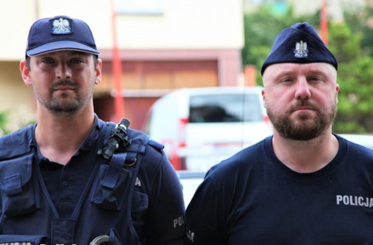 Policjanci z Żar wyważyli drzwi aby pomóc choremu mężczyźnie