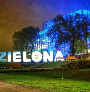 Napis Zielona Góra na wzgórzu winnym