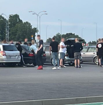 Policja przerwała zlot samochodowy w Gorzowie. Posypały się mandaty Zlot miłośników motoryzacji w Gorzowie 03/07/2021