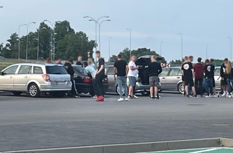 Policja przerwała zlot samochodowy w Gorzowie. Posypały się mandaty Zlot miłośników motoryzacji w Gorzowie 03/07/2021