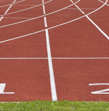 Nowe boisko wielofunkcyjne i skatepark w Przewozie otwarte Bieżnia