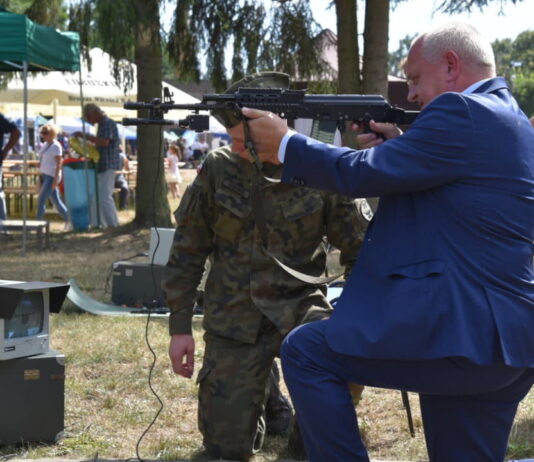 Piknik Wojskowy w Witnicy Wojewoda Władysław Dajczak podczas pikniku wojskowego w Witnicy