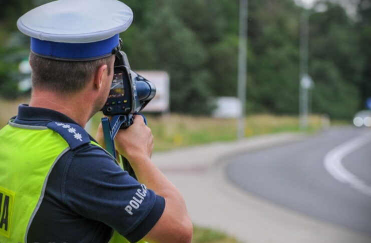 Pościg za pijanym kierowcą. Pędził 100 km/h w terenie zabudowanym Pomiar prędkości